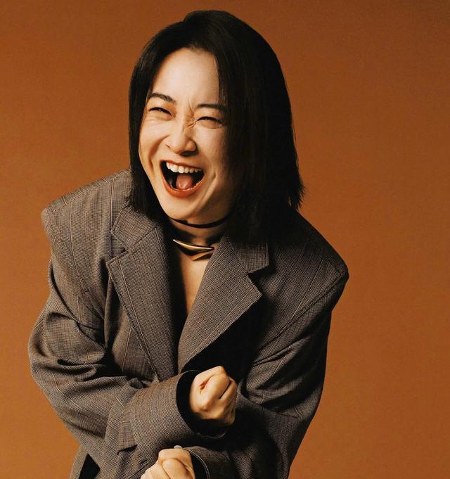 贾玲工作照