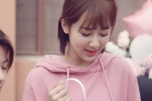 杨紫粉色穿搭惊艳亮相，甜美西装展现灵动气质