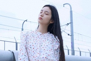 周也清新文艺穿搭指南：从《少年的你》到时尚范本