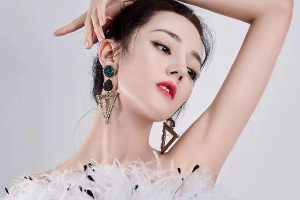 迪丽热巴深V亮片裙惊艳亮相，魅力四射