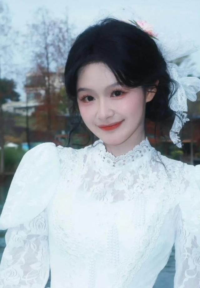 余茵红毯造型