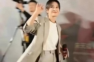 贾玲蜕变传奇：从相声演员到百亿导演的励志故事