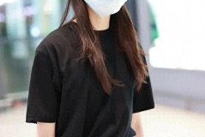 刘浩存机场穿搭：学院风减龄造型引爆时尚潮流