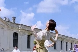金晨34岁健身秘诀：泳池腹肌训练与健康生活