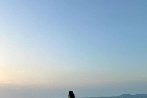 刘亦菲泰国度假穿搭：白色长裙与紫色上衣惊艳