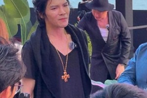向佐风格转变：从女装到传统男装，公众形象再引热议