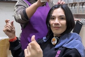 向佐穿女装直播带货，抽象行为引热议