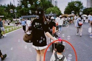 赵丽颖带娃郊游被拍，神秘男身份引猜测
